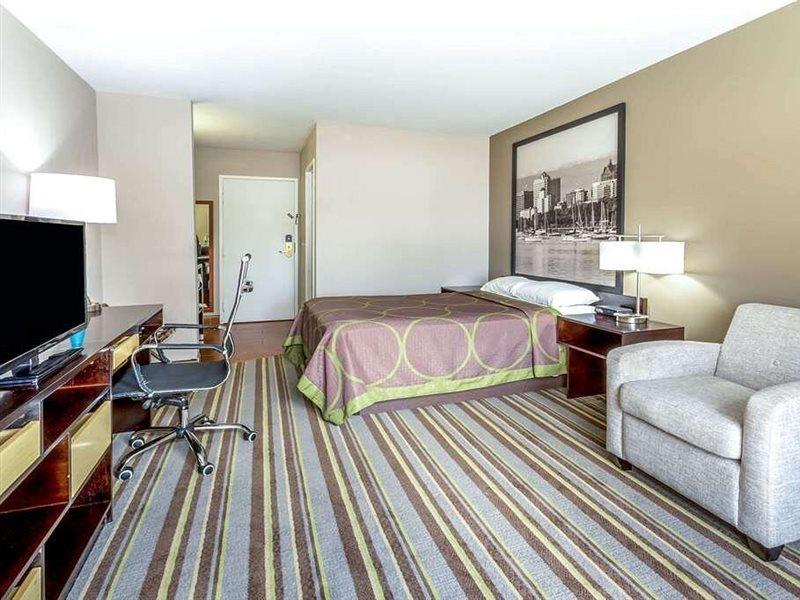 Delavan Inn And Suites Екстер'єр фото