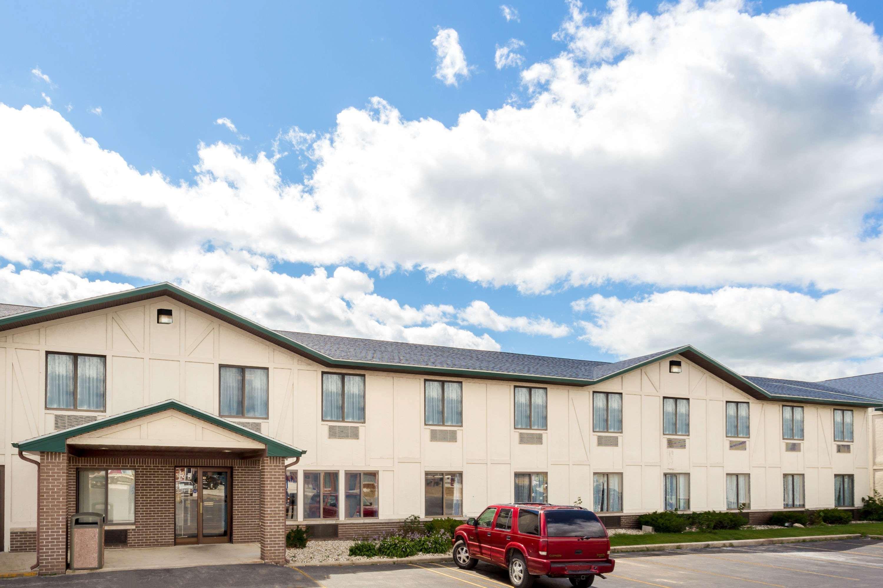 Delavan Inn And Suites Екстер'єр фото