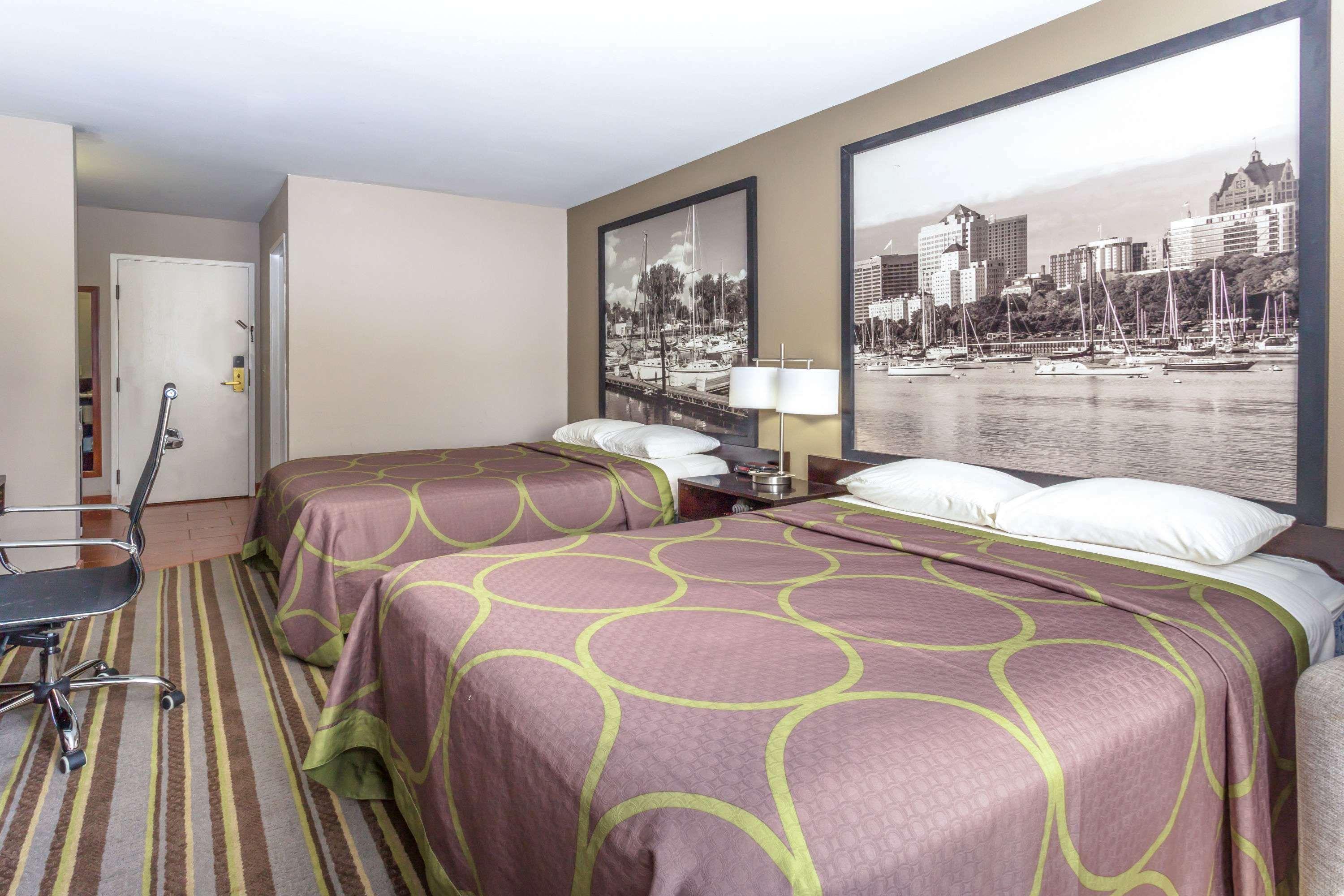 Delavan Inn And Suites Екстер'єр фото