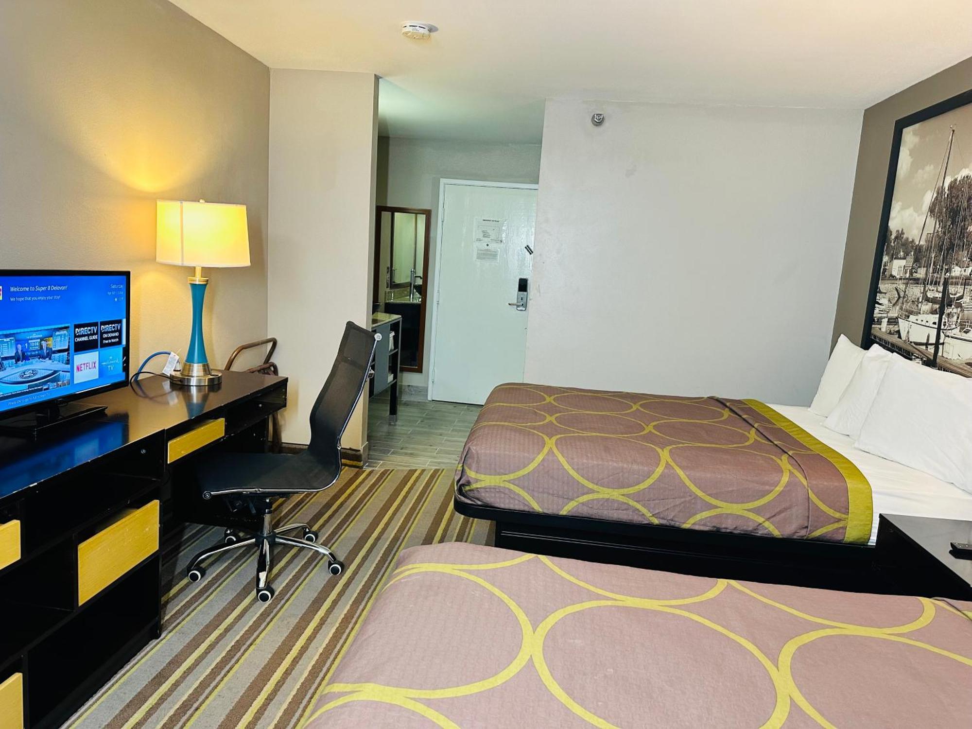 Delavan Inn And Suites Екстер'єр фото