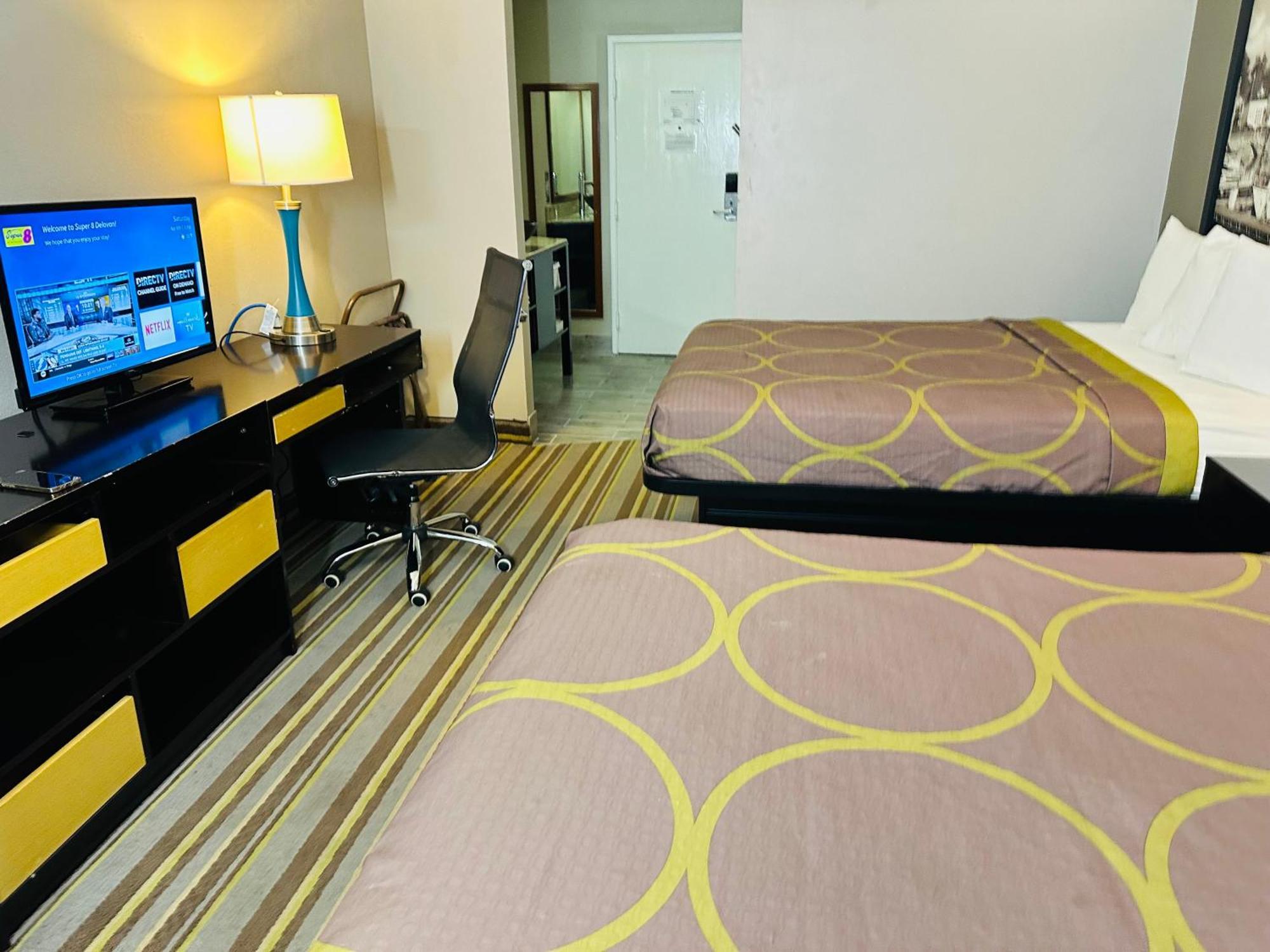 Delavan Inn And Suites Екстер'єр фото