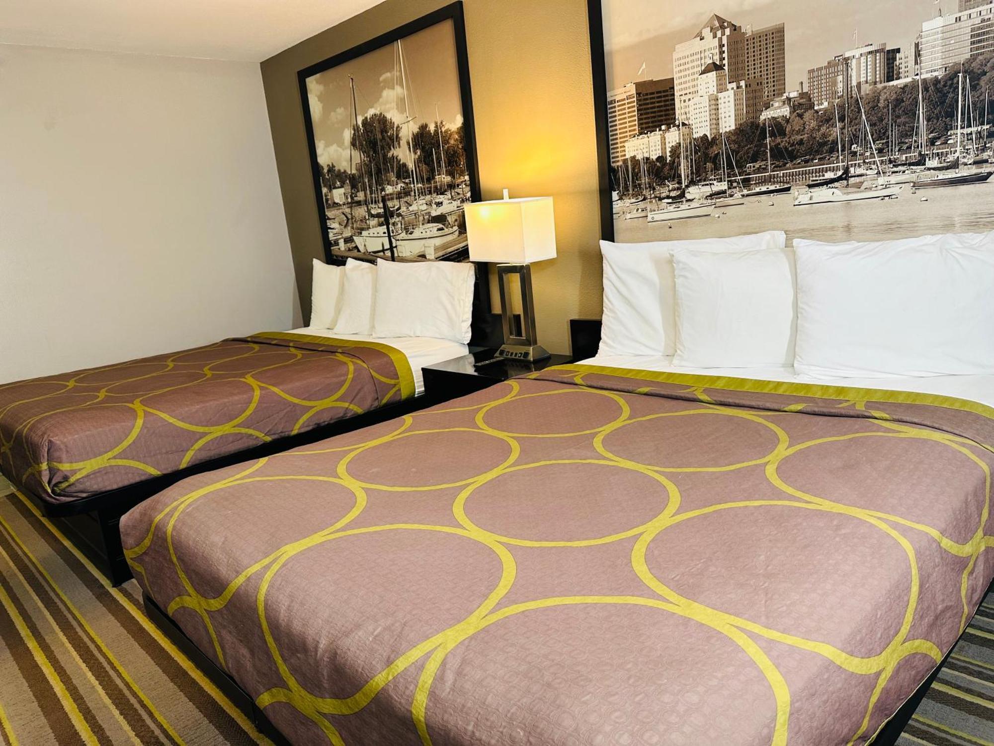 Delavan Inn And Suites Екстер'єр фото
