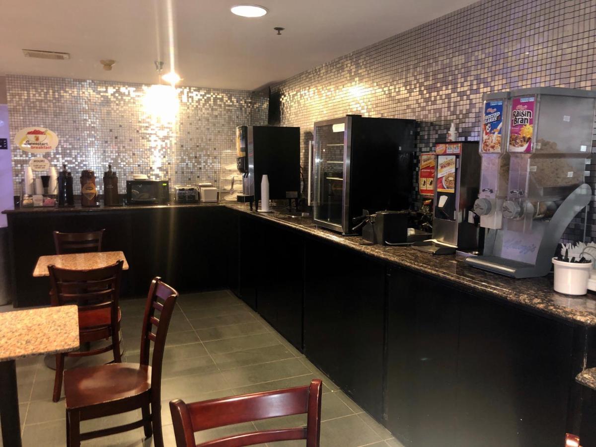 Delavan Inn And Suites Екстер'єр фото