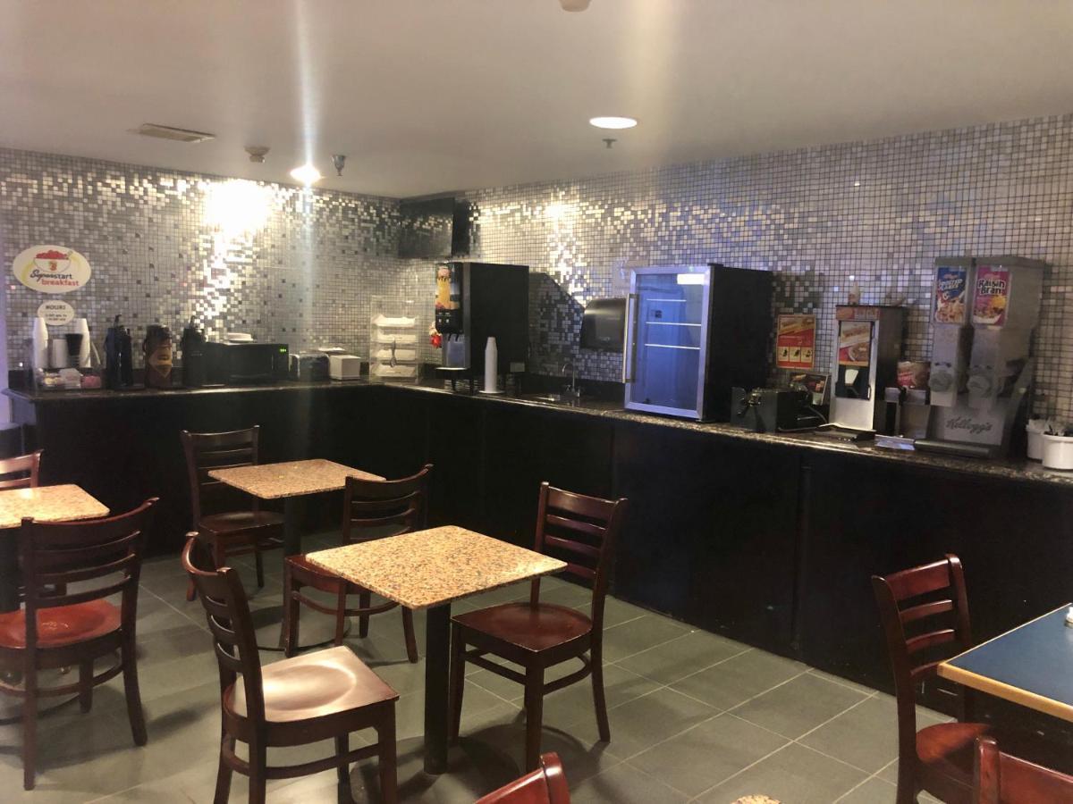 Delavan Inn And Suites Екстер'єр фото